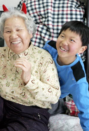 ▲ 할머니와 있을 때까 제일 행복하다는 우성이가 할머니와 함께 웃음을 터뜨리고 있다. 정우용기자 vin@msnet.co.kr