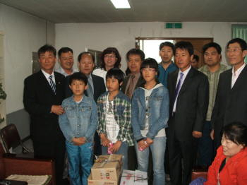 ▲ 경산 자인초교 심상준 교장과 학생·학부모 대표들이 근로자의 날을 앞둔 30일 몇 년째 지속적으로 도움을 주고 있는 새사모 회원들을 보은 방문했다.
