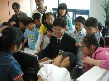 ▲ 검찰 지청을 방문한 어린이들이 검사가 공소장을 작성하는 것을 지켜보고 있다.