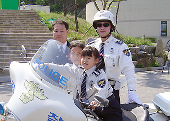 ▲ 칠곡경찰서에서 경찰 체험을 한 어린이들이 순찰 오토바이를 타며 즐거워하고 있다.