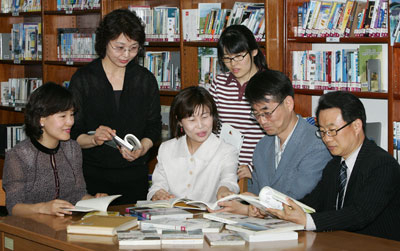 왼쪽부터 이숙희(문화공보실), 윤현옥(의회사무국), 이희정(기획감사실), 이남희(건설과), 김홍기(건설과), 정국진(주민복지과) 씨. 정운철기자 woon@msnet.co.kr