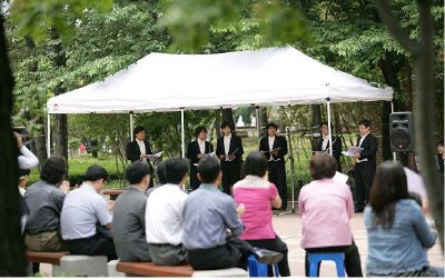 ▲ 9일 국채보상운동기념공원에서 아르스 노바 남성합창단이 런치타임 콘서트를 갖고 있다. 이 콘서트는 10월 말까지 매주 수요일 점심시간에 열린다.