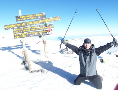 지난 1월 킬리만자로 우르피크(5,895m) 정상에서 신용철 교수가 두 팔을 번쩍 들고 등정의 기쁨을 누리고 있다.