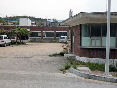 ▲ 울진군이 농공단지를 조성, 분양하면서 10여 년 넘게 지주 승낙도 받지 않고 남의 땅에 관리사무실을 지어 불법으로 점·사용해 오고 있다.