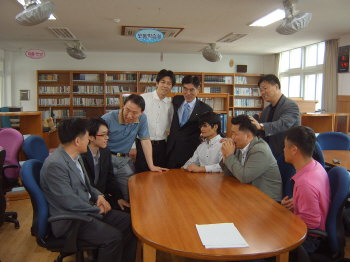 ▲ 스승의 날을 앞둔 지난 11일 졸업생들이 모교 영천전자고를 찾아 은사들과 함께 학창시절을 돌아보며 스승의 은혜를 기리고 있다.