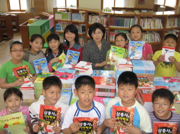 ▲ 도전 100권 읽기 운동을 벌이고 있는 풍각초교 학생들이 기증받은 도서를 들고 기뻐하고 있다.