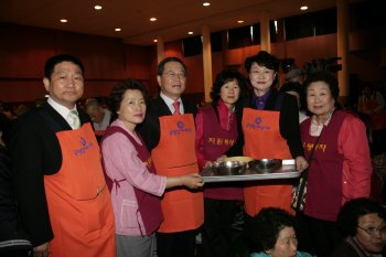 ▲ 남유진 구미시장과 불자회원들이 금오종합사회복지관에서 노인들에게 배식 봉사를 하고 있다.
