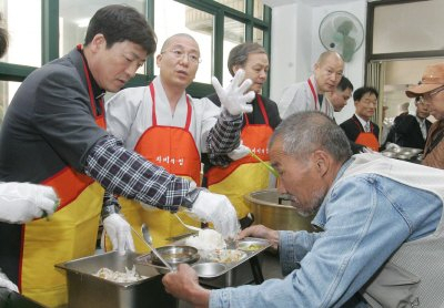 ▲ 부처님 오신날을 앞두고 14일 오전 천주교 대구대교구 조환길(왼쪽) 보좌주교와 동화사 허운 주지스님 일행이 대구시 중구 남산동 동화사 부설 자비의 집 무료급식소에서 점심 배식봉사를 하고 있다. 김태형기자 thkim21@msnet.co.kr