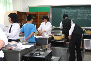 ▲ 안심중 방과후학교 요리반 학생들은 매주 수요일 오후 교내 가사실에서 즐겁게 요리를 만들고 있다.