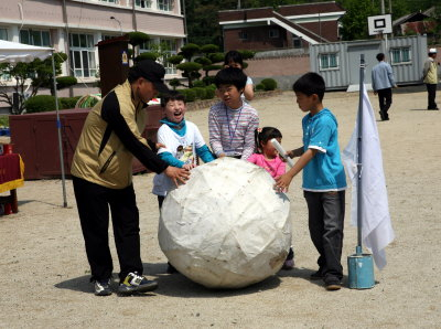 ▲ 대구 성보학교 장애학생들과 문경 당포초교 어린이들이 어울려 신나는 운동회를 열고 있다.
