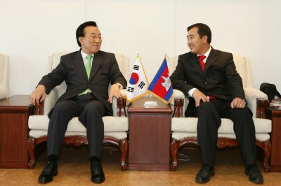 ▲ 훈센 캄보디아 총리는 14일 경주를 찾은 수스 야라 캄보디아 관광위원회 사무처장(오른 쪽)을 통해 김관용 경북도지사에게 