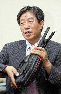 ▲ 30여 건의 특허를 받은 이상돈 교사가 학생과 함께 발명한 