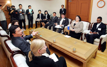 지난 2005년에 이어 두 번째로 21일 대구에 도착, 이틀 동안 대구방문에 들어간 미국의 차세대정치 지도자들이 대구지역 젊은 정치지망생 등과 만나 교류를 다진다. 이날 오전 시청에 들린 이들이 김범일 대구시장을 만나 2011 세계육상선수권대회 대구유치 과정에 대한 설명을 듣고 있다. 이상철기자 finder@msnet.co.kr