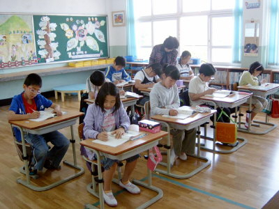 ▲ 학교 간 통합 수업이 통·폐합 위기를 맞고 있는 농·어촌 학교에 큰 도움을 주고 있다. 공동 수업 중인 청도 남성현초교, 칠곡초교 5학년 학생들.