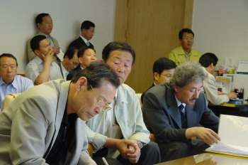 ▲ 구미시 새 쓰레기매립장 대상 터 지주들이 낮은 보상가 통보에 반발, 시에 찾아가 항의하고 있다.