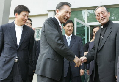 ▲ 25일 오전 이명박 전 서울시장이 천주교 대구대교구청 주교관을 방문, 최영수 대주교와 환담을 나눈 뒤 주교관 현관에서 악수하고 있다.(왼쪽부터 조환길 보좌주교, 이명박 전시장, 최영수 대주교). 정우용기자 vin@msnet.co.kr