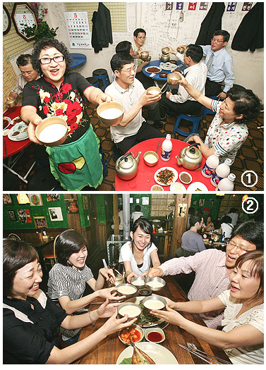 1. 주당들이 고단한 하루를 끝내고 놋그릇에 담긴 시원한 막걸리를 마시고 있다. 2. 막걸리가 소주와 맥주에게 빼앗겼던 옛 영광을 되찾으면서 화려하게 부활하고 있다. 대구시내 한 막걸리 체인점에서 사람들이 막걸리를 즐기고 있다