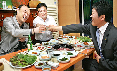 40대인 노장환·김성훈·조홍규 씨가 대구시내 한 삼겹살집에서 건배를 하고 있다.