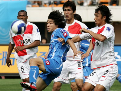▲ 27일 대구시민운동장에서 열린 프로축구 K리그 경기에서 대구FC의 이근호(왼쪽에서 두번째)가 부산 아이파크 선수들에 둘러싸여 볼을 다루고 있다. 이채근기자 mincho@msnet.co.kr