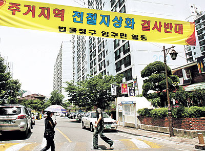 도시철도 지상화 결사 반대 플래카드가 나붙은 지산·범물 아파트단지. 지금 이곳에는 지상화에 대한 반대 여론이 높아지고 있다. 박노익기자 noik@msnet.co.kr