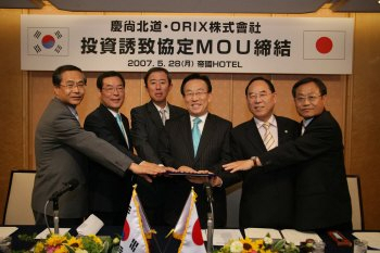 ▲ 28일 일본 도쿄에서 열린 경북도·4개 시군-오릭스사 MOU 체결식. 왼쪽부터 오창민 청송군수권한대행, 김주영 영주시장, 이노우에 마코토 오릭스 마틴사 사장, 김관용 경북도지사, 박영언 군위군수, 엄태항 봉화군수.