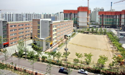 ▲ 학교 운동장이 갈수록 비좁아지면서 학교 체육 수업에 큰 걸림돌이 되고 있다. 사진은 대구 월서초교 운동장. 정우용기자 vin@msnet.co.kr