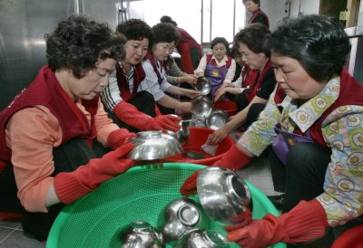 ▲ 6·25 전몰군경유족회 호국부녀회 봉사단이 5일, 상이군경회 대구광역시지부 복지회관 식당에서 식기를 닦으며 급식봉사 준비를 하고 있다. 정우용기자 vin@msnet.co.kr