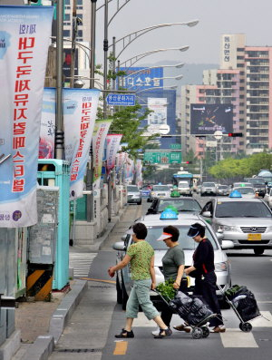 ▲ 현충일인 6일 오전 조기가 게양되지않은 달구벌대로 반월당네거리 부근. 뮤지컬축제 홍보를 위한 배너현수막만 나부끼고 있다. 이상철기자 finder@msnet.co.kr