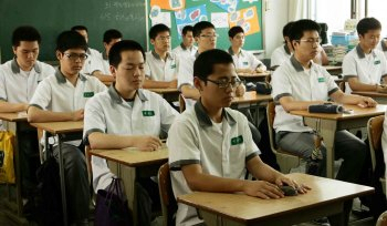 ▲ 수능 모의평가 실시된 7일 오전 대구 대륜고 학생들이 1교시 언어영역 시험을 앞두고 눈을 감은 채 차분히 마음을 가다듬고 있다. 박노익기자 noilk@msnet.co.kr