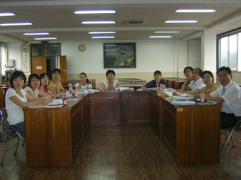 ▲ 멘토리 나눔수업에 참여한 교사들이 동영상을 보며 수준높은 수업 방식을 배우고 있다.