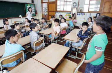 ▲ 20일 오전 남대구 초등학교 1학년 1반 학생들이 교재 없이 선생님과 함께 자신들이 궁금해 하는 문제를 해결해 가는 수업을 하고 있다.김태형기자 thkim21@msnet.co.kr