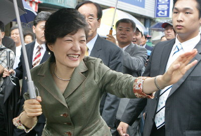 ▲ 한나라당 박근혜 전 대표가 1일 대구 서구 당원교육에 참석하기에 앞서 평리동 대평시장을 지나며 상인들에게 손을 들어 인사하고 있다. 이채근기자 mincho@msnet.co.kr