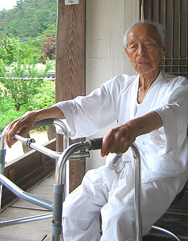 4일 백수(白壽)을 맞는 퇴계 이황의 15대 종손인 이동은 옹.