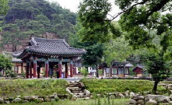 ▲ 선석사는 의상대사가 창건한 신라천년고찰이다. 그러나 한적한 곳에 위치하고 있어 찾는이가 많지 않다. 비오는 날 찾으면 좋은 산사다.