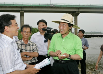 ▲ 손학규(오른쪽) 전 경기도지사는 3일 대구 화원유원지 옆 낙동강을 찾아 이순화 영남대 환경공학과 교수, 류승원 영남자연생태보존회 회장(왼쪽부터)과 한반도대운하의 문제점에 대해 이야기를 나누고 있다. 이채근기자 mincho@msnet.co.kr