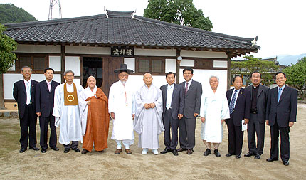 ▲ 한국종교지도자협의회의 7대 종교 대표자들이 3일 대구·경북지역 성지순례로 영천 자천교회를 방문했다. 영천·이채수기자 cslee@msnet.co.kr