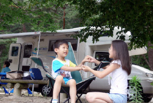 ▲ (사진 위)차를 세우는 곳이 곧바로 숙소가 되는 것이 캠핑카의 가장 큰 매력이다.