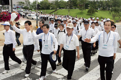 #국제로타리 3630지구 백광흠 총재를 비롯한 회원들이 7일 오전 구미시청 광장에서 경북도 전역 도보 순회 대장정 발대식을 가진 뒤 김천으로 도보 대장정에 나서고 있다. 로타리 회원들은 5개월간 경북도내 22개 구간 540㎞를 걸으며 모금운동 등 각종 봉사활동을 펼칠 예정이다. 김태형기자 thkim21@msnet.co.kr