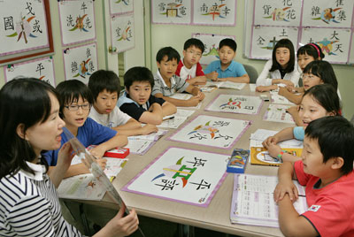 논술 비중이 높은 교육정책으로 어린이들의 한자 열풍이 일고 있는 가운데 4일 대구 수성구 한 한자교습소에는 많은 어린이들이 교사의 지도에 따라 한자를 배우고 있다. 이채근기자mincho@msnet.co.kr