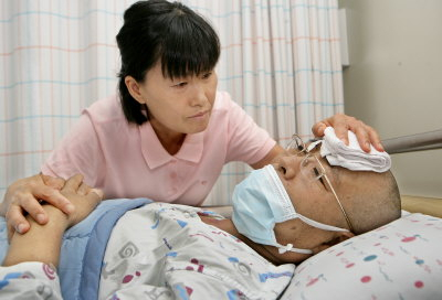 ▲ 백혈병으로 6년째 병원에서 항암 치료를 받고 있는 김선동 씨를 아내 이복순 씨가 간호하고 있다. 이채근기자 mincho@msnet.co.kr