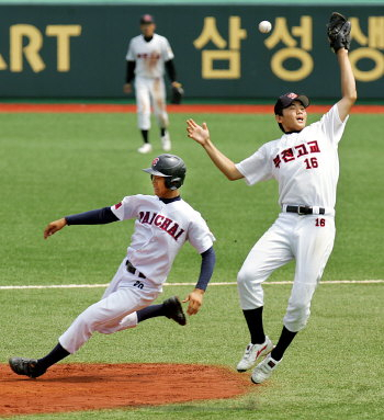 ▲ 12일 대구시민야구장에서 열린 제29회 대붕기 전국고교야구대회 셋째날 배재고-부천고 전. 우전 안타를 치고 나간 배재고 1루 주자 김경구(사진 오른쪽)가 3회초 1사 1, 3루 때 2루 도루를 시도하는 과정에서 이를 저지하려던 부천고 포수의 송구가 유격수 박원철의 키를 넘어가고 있다.