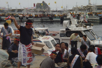 ▲ 오징어 채낚기 어선들의 항구 봉쇄가 이어지고 있는 동해어업전진기지 울릉 저동항.