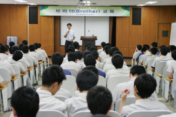 ▲ 포철공고 졸업생 이희삼(9회) 씨가 9일 열린 브라더 교육에서 후배들에게 강연하고 있다.