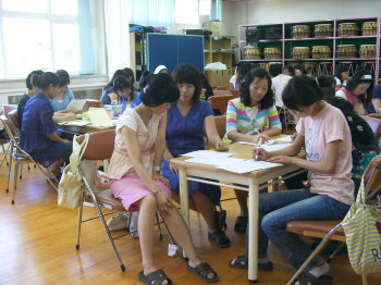 ▲ 18일 영양 석보초교 강당에서 열린 청송·영덕·영양교육청 소속 유치원 교사 40명에 대한 페이스 페인팅 실기 연수회 모습.