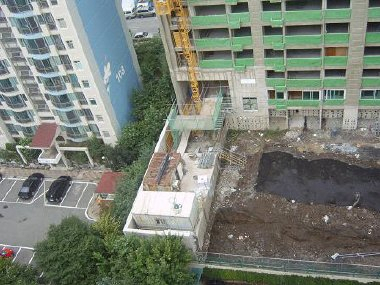 ▲ 기존 아파트 옆에 2층 높이로 정화조가 지어지고 있는 포항 아파트 신축 현장.