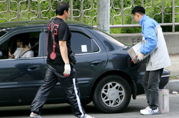 오는 28일부터 가짜 휘발유 판매업자는 물론 사용자도 처벌이 가능하게 됨에 따라 대구시소방본부는 대대적인 단속을 벌일 예정이다. 사진은 20일 대구시 달서구의 한 도로가에서 운전자가 차량에 유사석유를 넣고 있는 모습. 이채근기자 mincho@msnet.co.kr