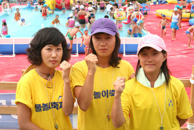 우방랜드 물놀이장의 수상안전요원 김혜림·최은애·이보람(왼쪽부터) 씨.