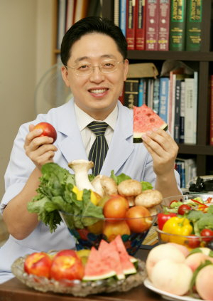 ▲ 의사 윤원찬 씨의 여름 보양식은 제철과일과 샐러드이다. 이채근기자 mincho@msnet.co.kr
