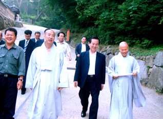 29일 범여권 대선주자 김혁규 의원 일행이 폭염 속에서도 해인사를 방문, 종정 법전 스님과 환담을 나눈 뒤 현응 주지 스님의 안내로 경내를 둘러보고 있다.