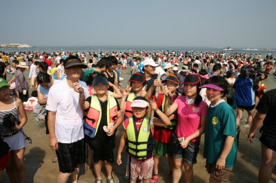 ▲ 지난해 구룡포 해변축제 당시 맨손 오징어 잡기 한 장면. 잡아온 오징어는 즉석에서 회로 다듬어 준다.